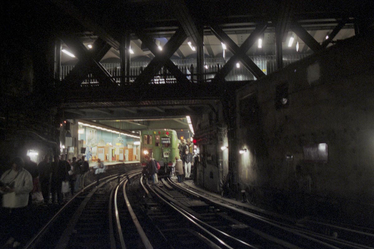 Voyageurs sur les voies à Gare de l’est, devant la rame Sprague-Thomson