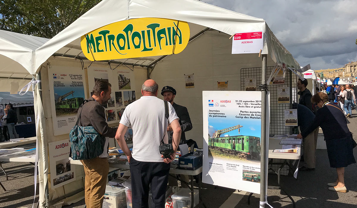 Stand de l’Ademas devant le château de Versailles
